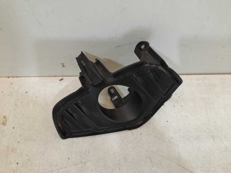 Рамка противотуманной фары правой