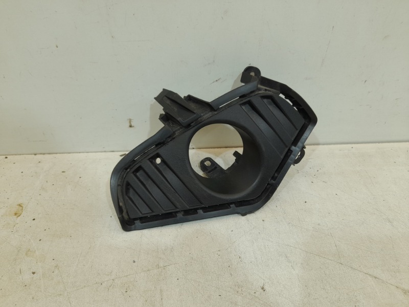 Рамка противотуманной фары правой