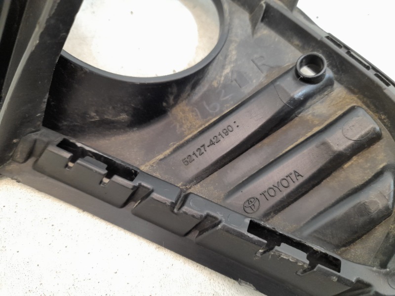 Рамка противотуманной фары правой