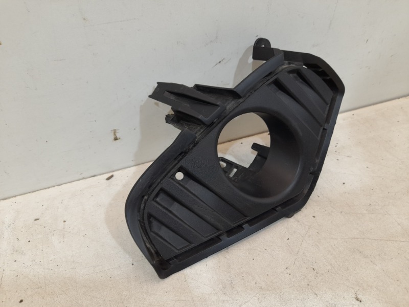 Рамка противотуманной фары правой