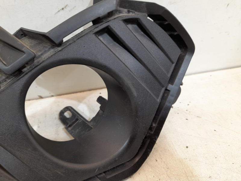 Рамка противотуманной фары правой