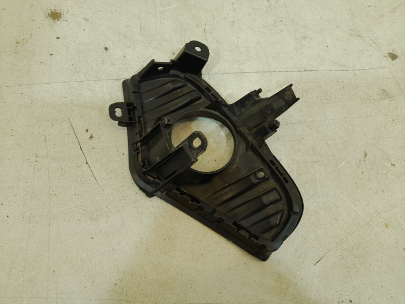 Рамка противотуманной фары правой