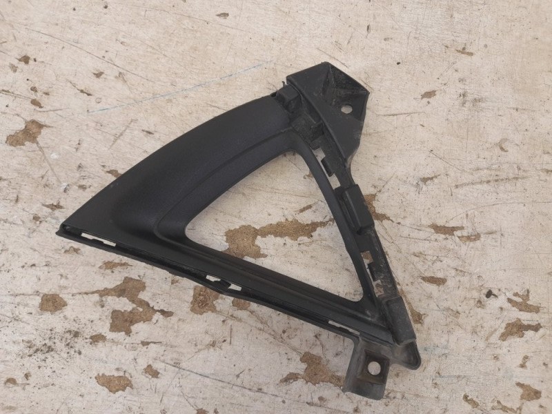 Рамка противотуманной фары левой