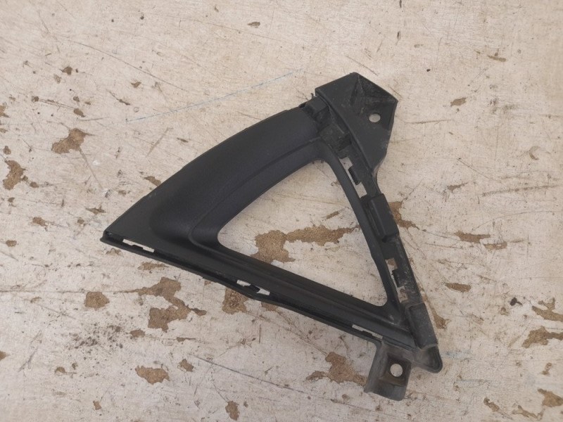 Рамка противотуманной фары левой