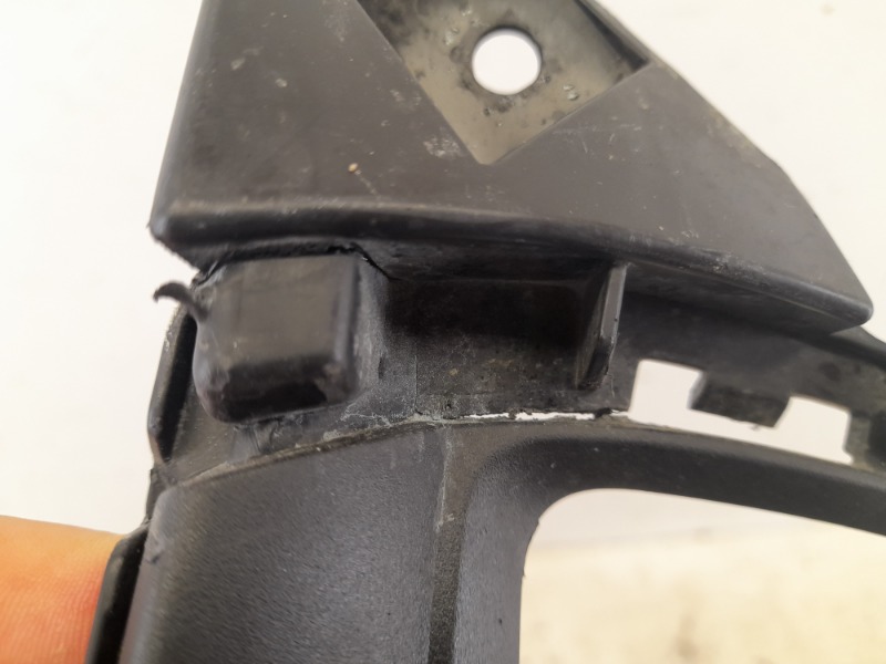 Рамка противотуманной фары левой