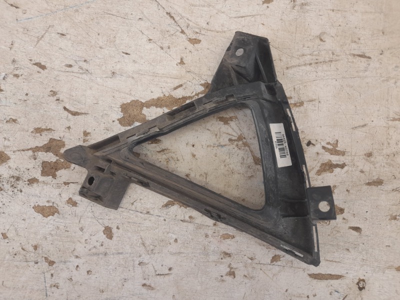 Рамка противотуманной фары левой