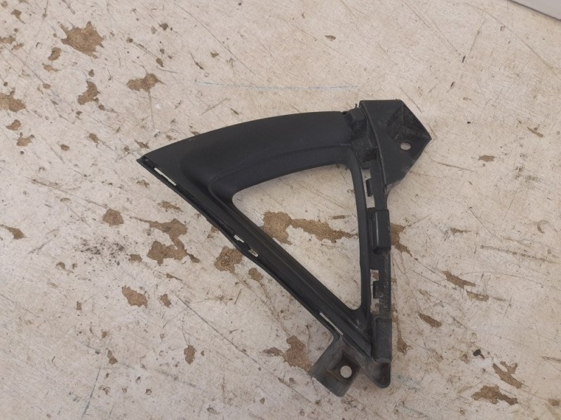 Рамка противотуманной фары левой