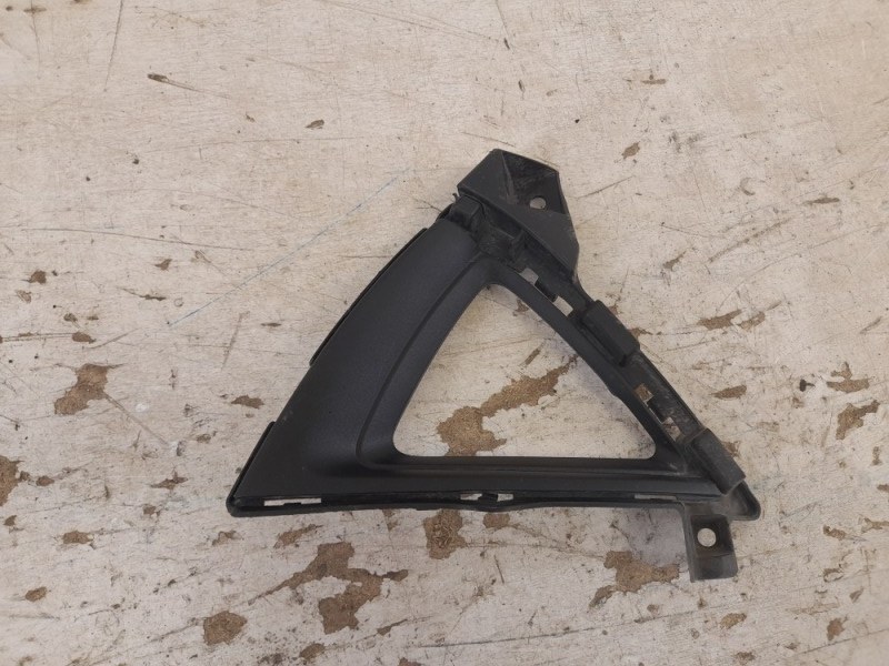 Рамка противотуманной фары левой