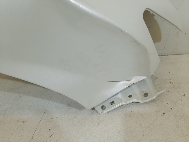 Крыло переднее правое