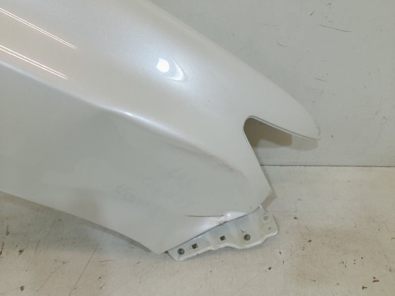 Крыло переднее правое