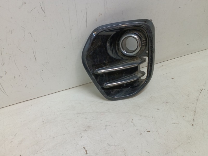 Рамка противотуманной фары левой