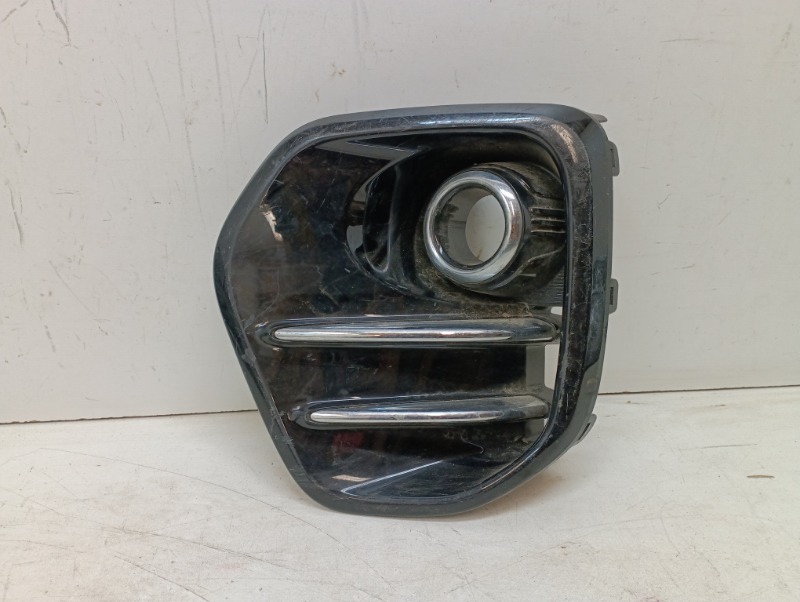 Рамка противотуманной фары левой