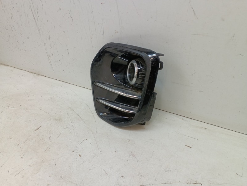 Рамка противотуманной фары левой