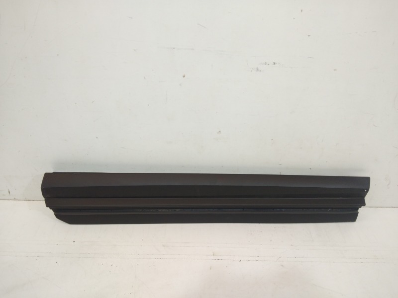 Накладка двери передней правой