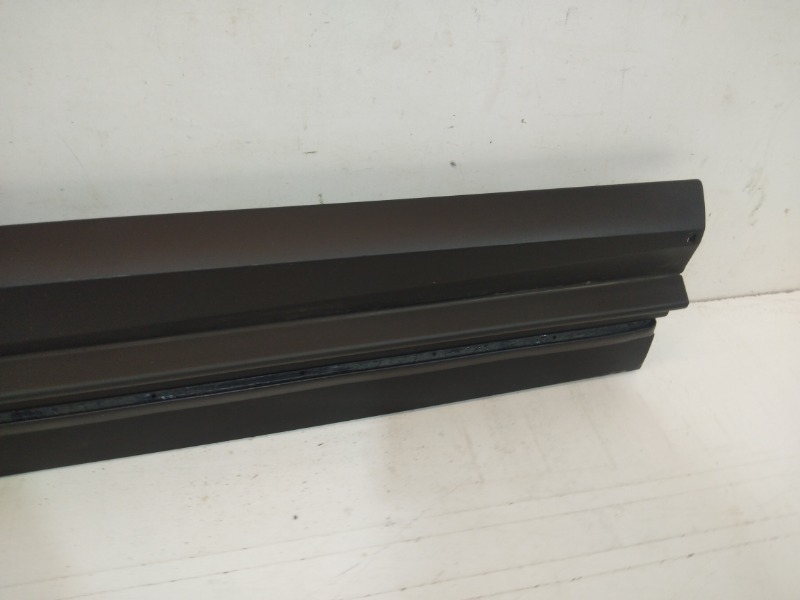 Накладка двери передней правой