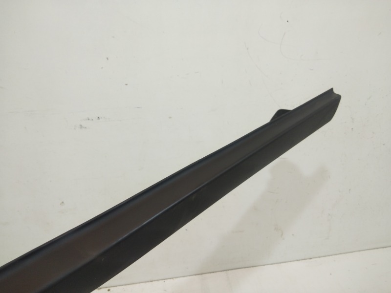 Накладка двери передней правой