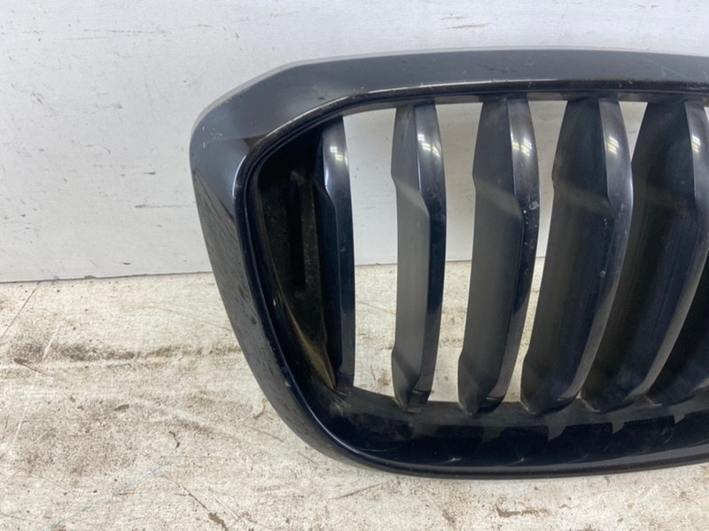 Решетка радиатора правая