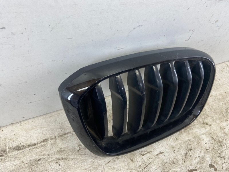 Решетка радиатора правая