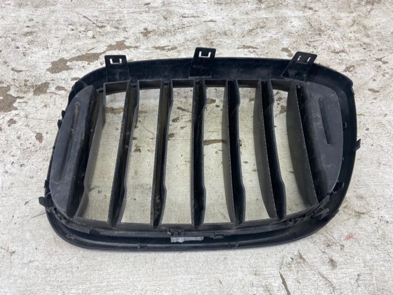 Решетка радиатора правая