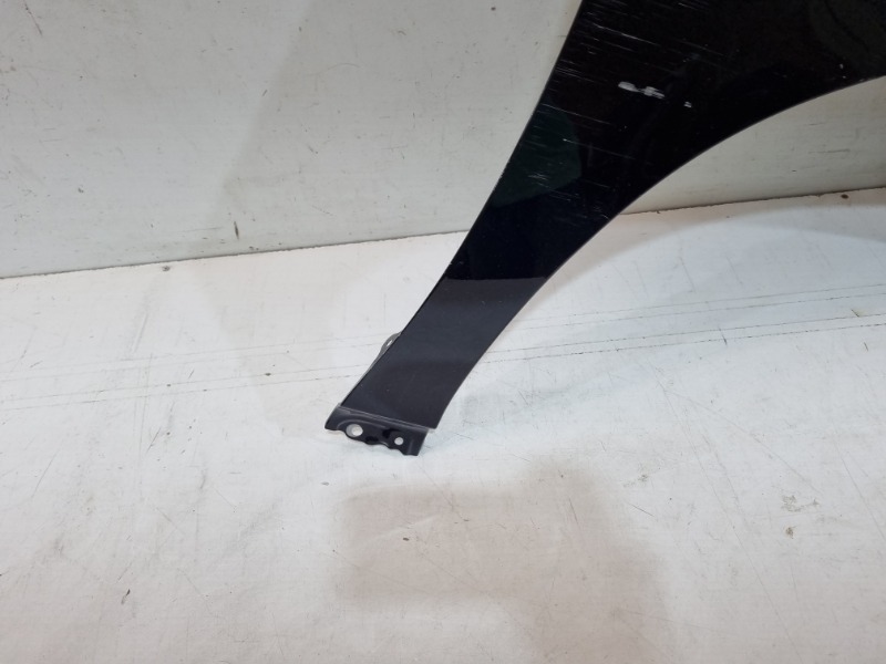 Крыло переднее правое