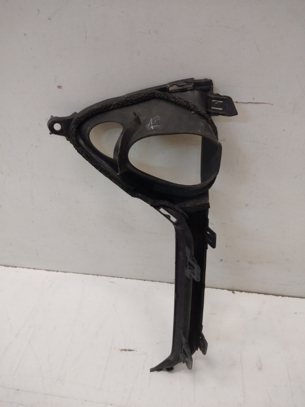 Рамка противотуманной фары правой