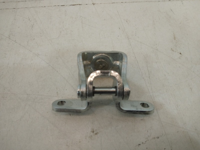 Петля крышки багажника