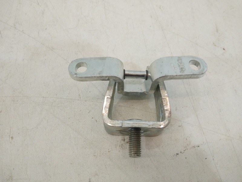 Петля крышки багажника