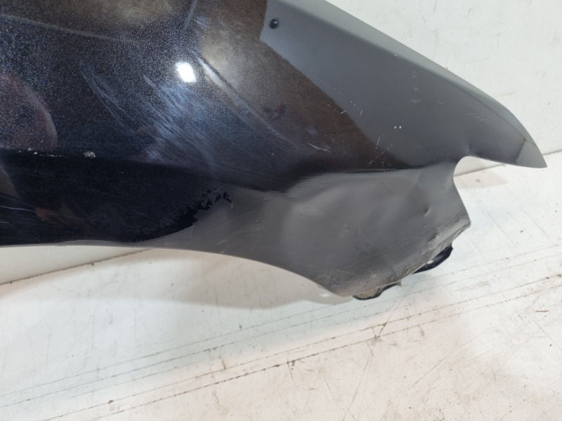 Крыло переднее правое