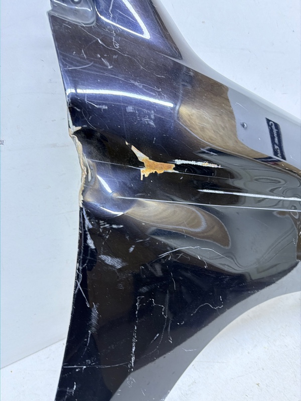 Крыло переднее правое