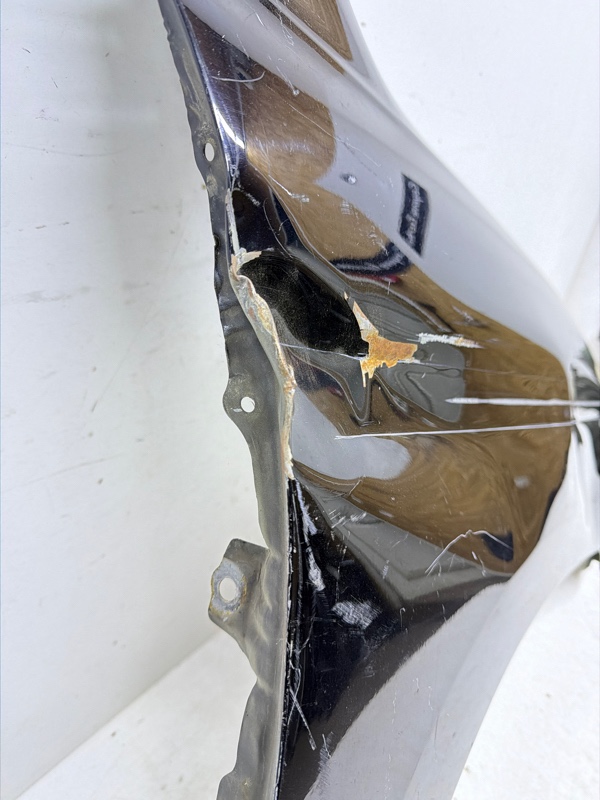 Крыло переднее правое