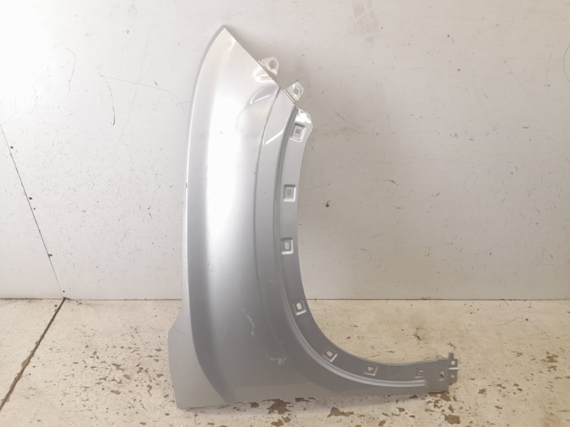 Крыло переднее правое