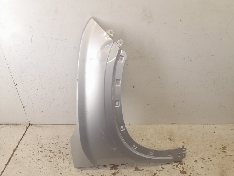 Крыло переднее правое