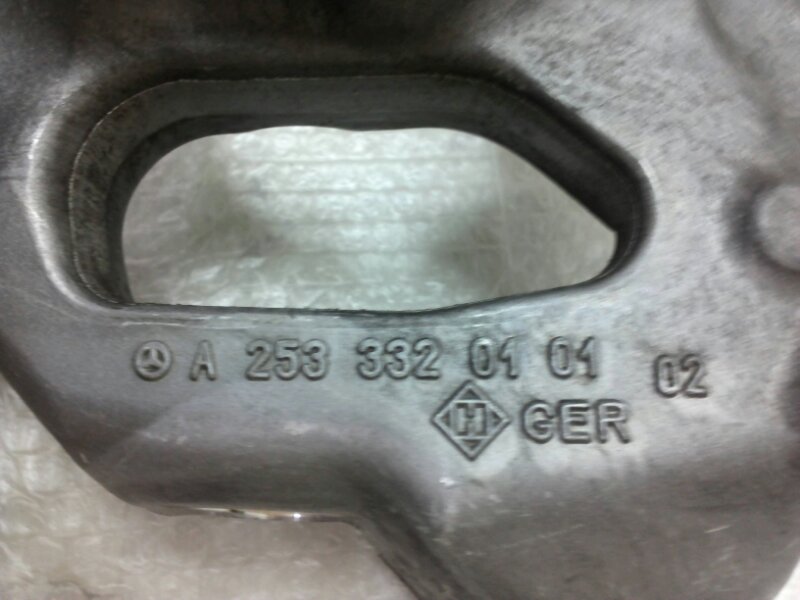 Кулак поворотный передний левый