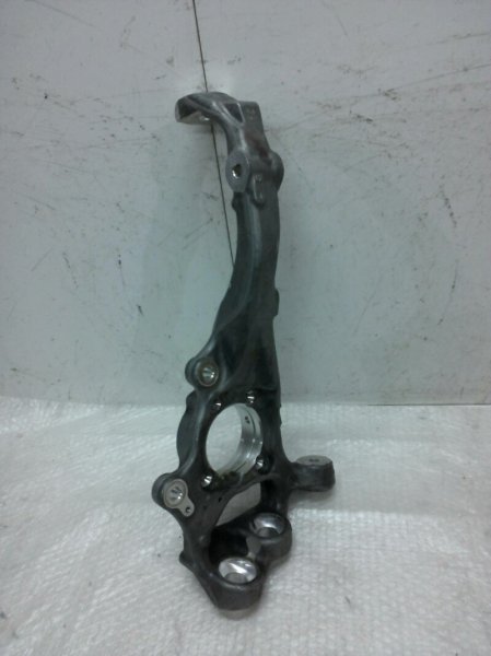 Кулак поворотный передний левый