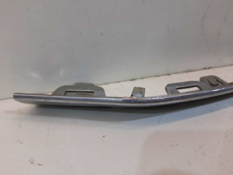 Молдинг переднего бампера правый