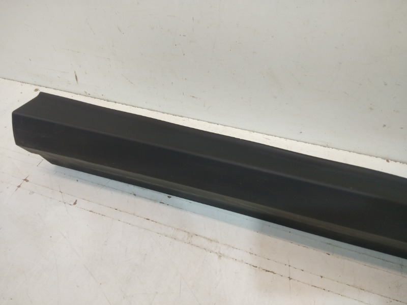 Накладка двери передней правой