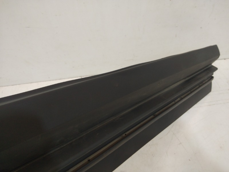 Накладка двери передней правой