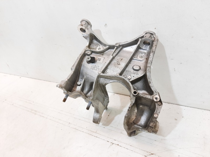 Кронштейн передней балки