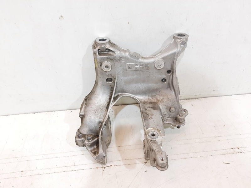 Кронштейн передней балки