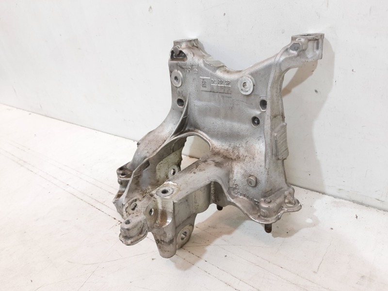 Кронштейн передней балки