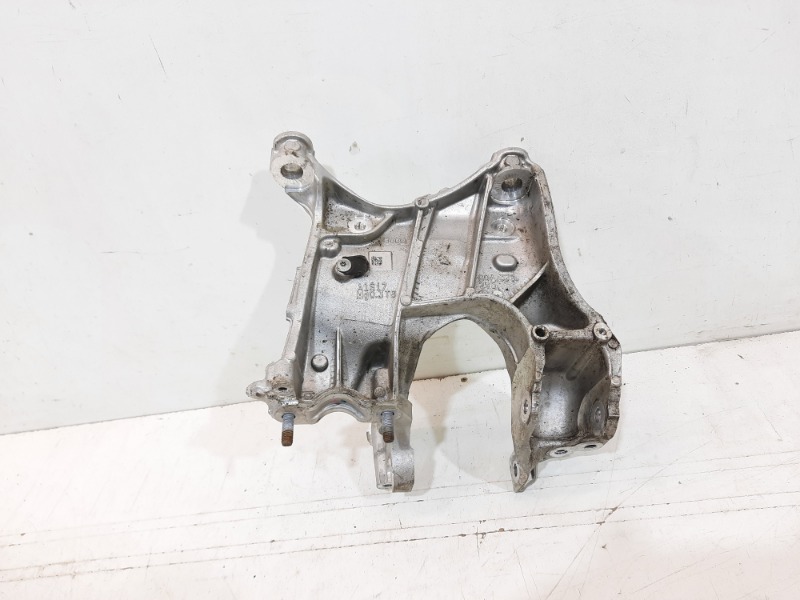 Кронштейн передней балки