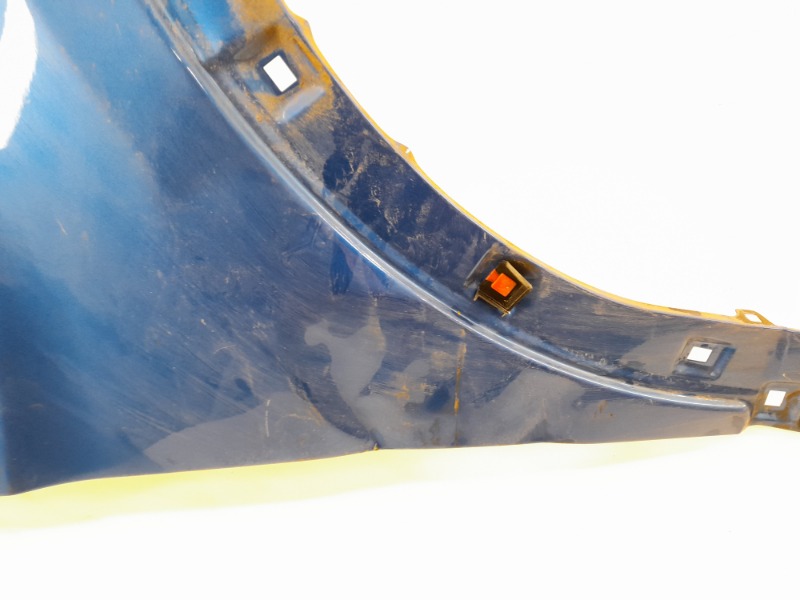 Крыло переднее правое