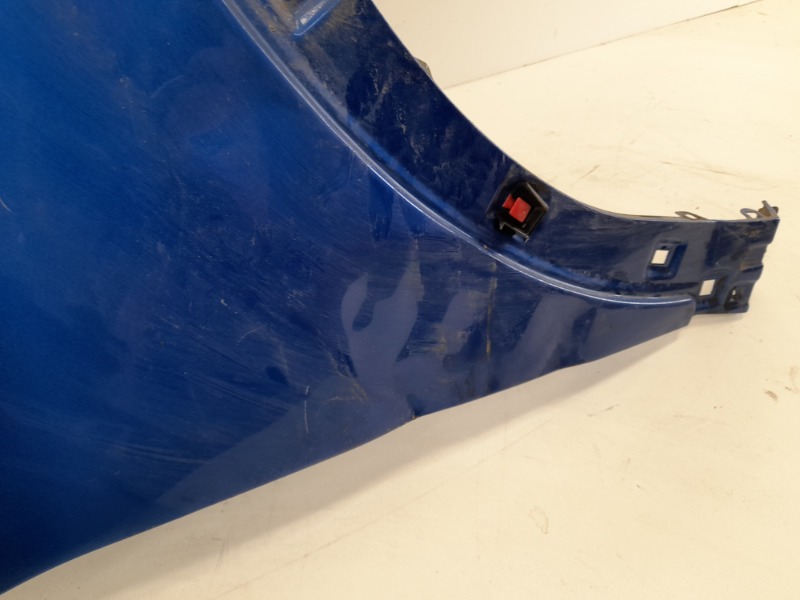 Крыло переднее правое