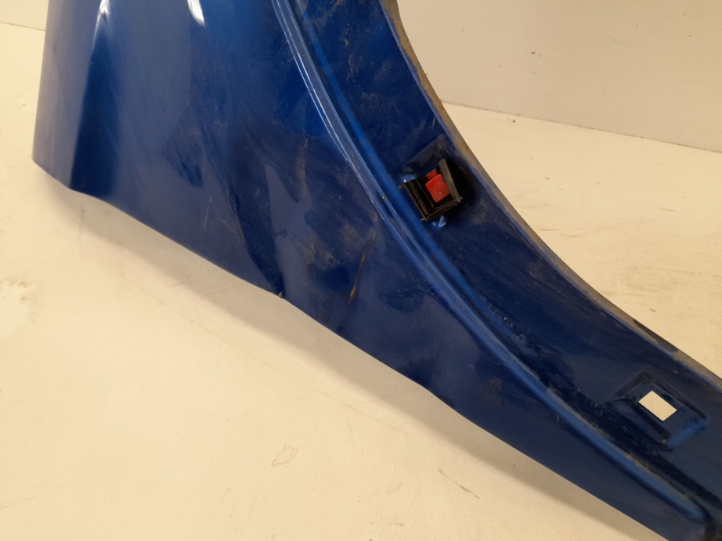 Крыло переднее правое