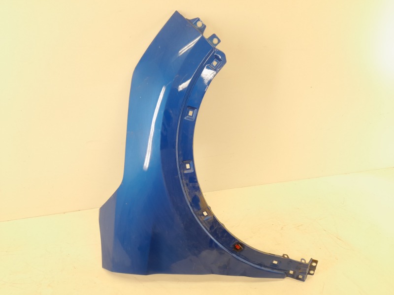 Крыло переднее правое