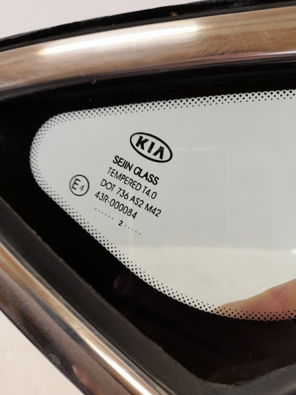 Стекло двери передней левой