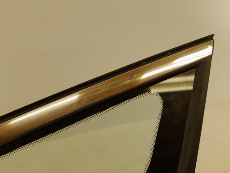 Стекло двери передней левой