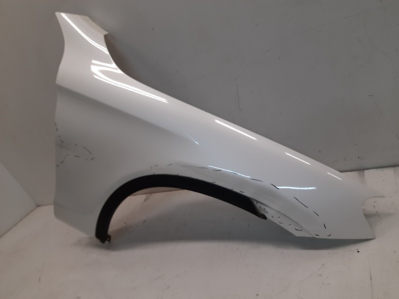 Крыло переднее правое