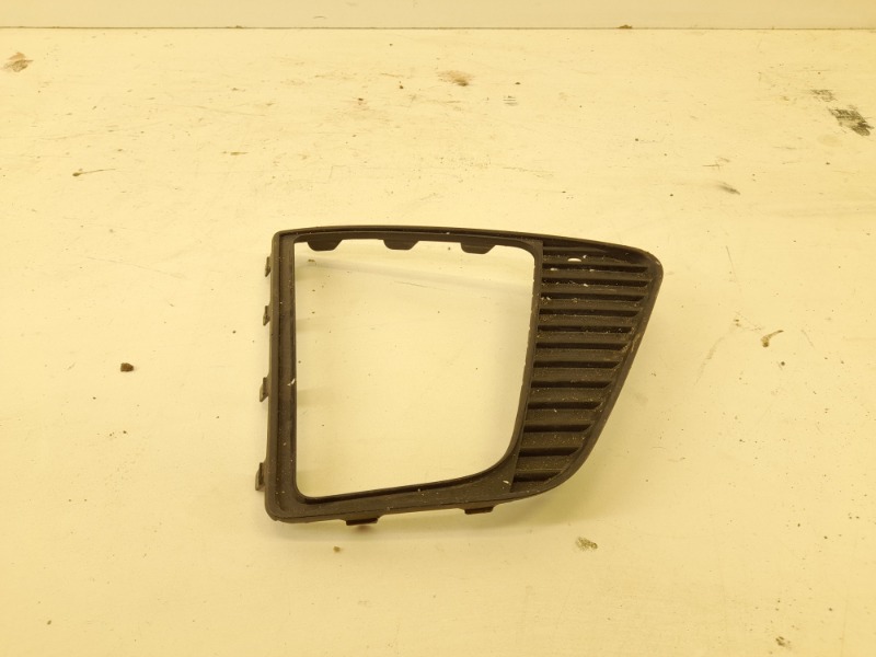 Рамка противотуманной фары правой