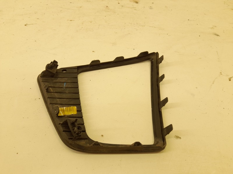 Рамка противотуманной фары правой